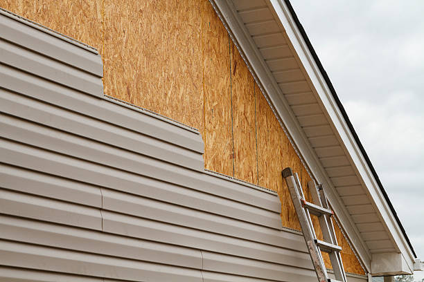 Professional Vinyl Siding technician working in Northbrook, IL